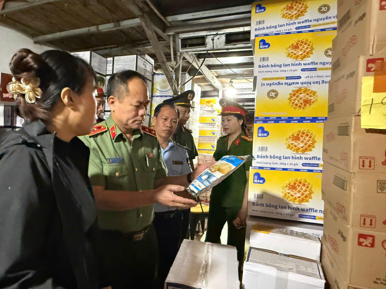 Trung tướng Nguyễn Thanh Tùng làm việc với các cơ sở kinh doanh, sản xuất.