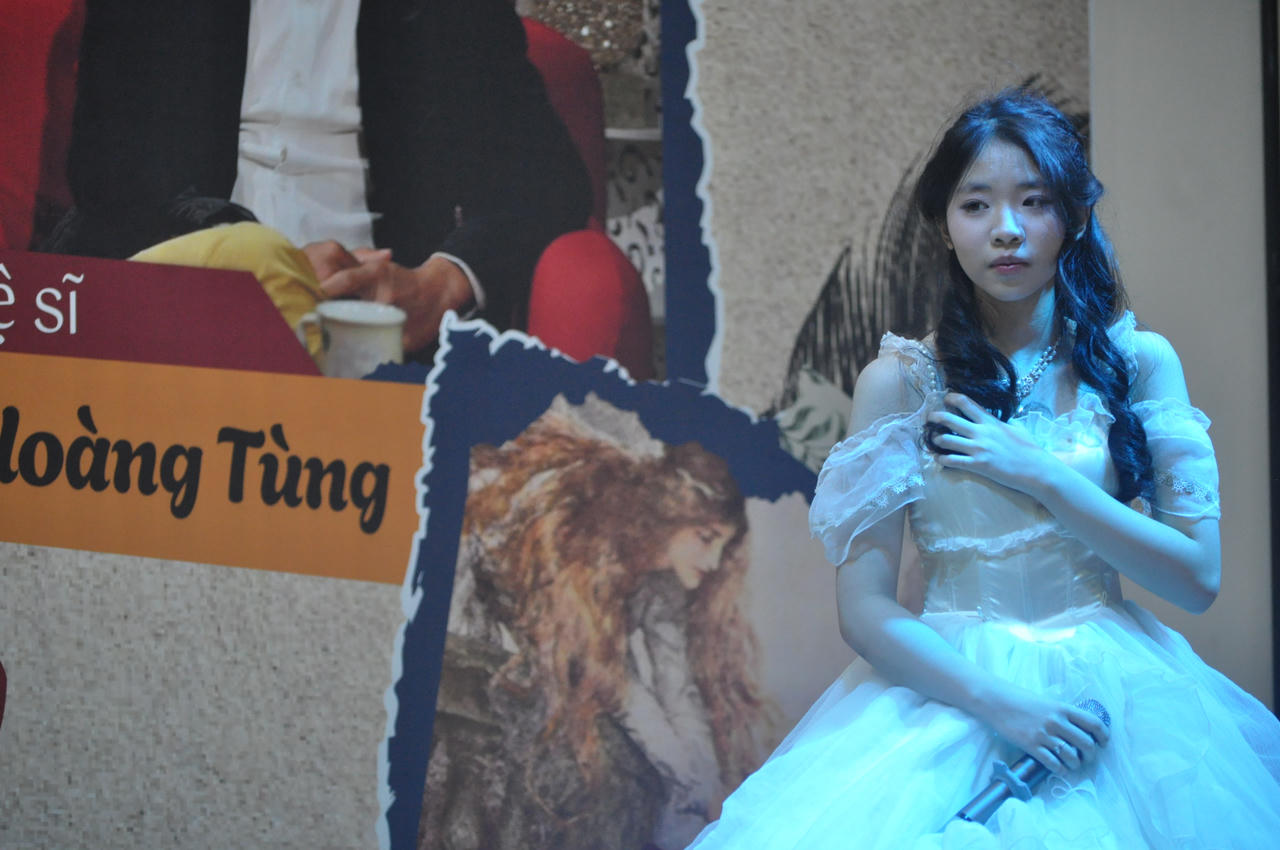 Học sinh Nguyễn Quỳnh Anh 11A1 vào vai Juliet được các bạn tán thưởng. (Ảnh: Tuấn Ngọc)