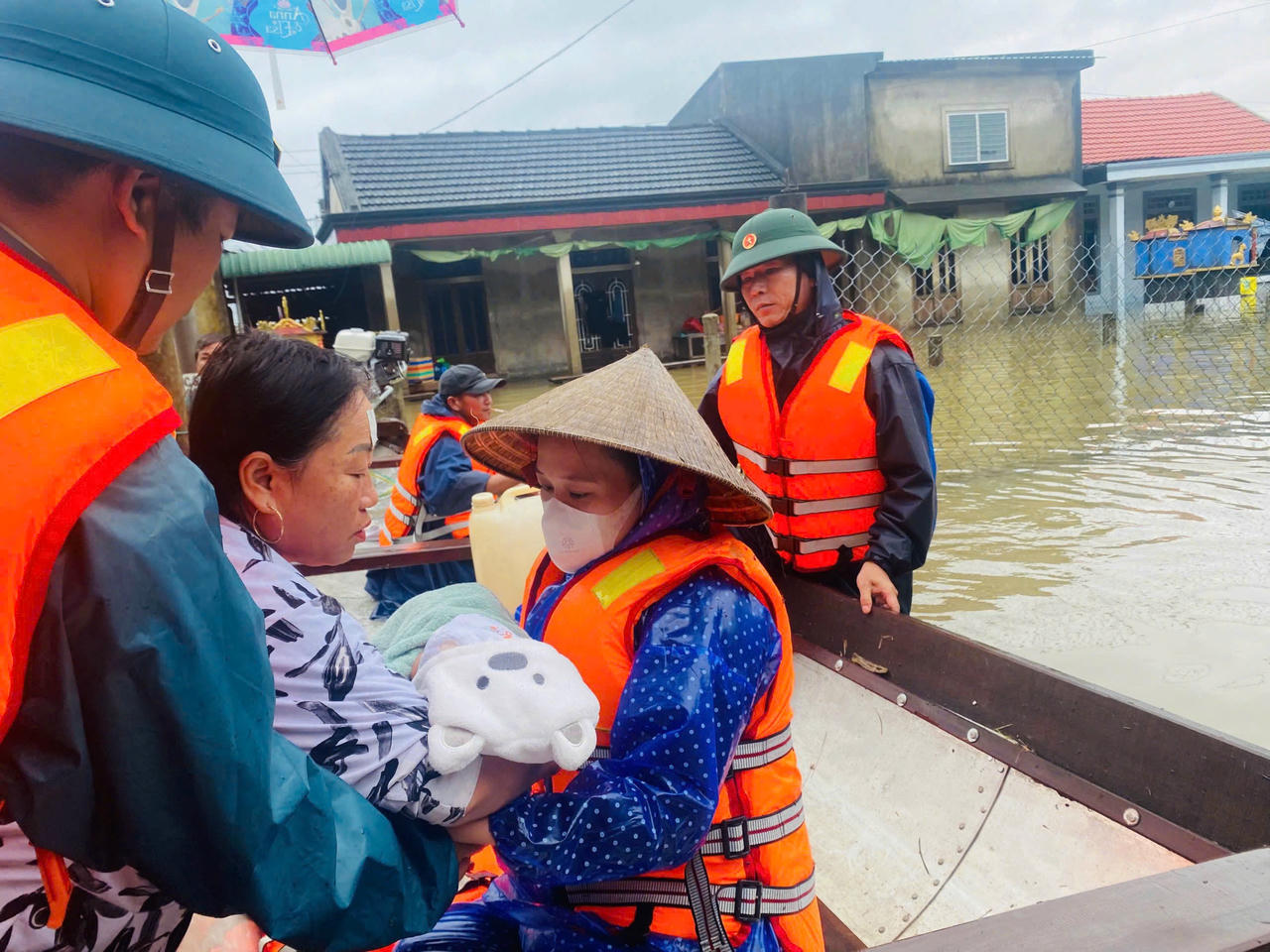 Chính quyền và lực lượng chức năng&nbsp;luôn túc trực ứng cứu dân trong mưa lũ.