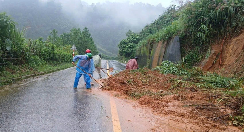 Nỗ lực khắc phục sạt lở, thông các tuyến giao thông ở vùng núi A Lưới (TP Huế)