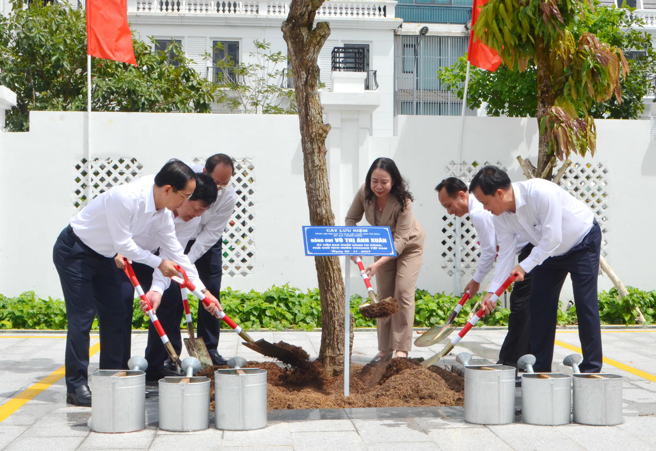 Phó Chủ tịch nước Võ Thị Ánh Xuân cùng lãnh đạo tỉnh Cà Mau trồng cây lưu niệm tại Trung tâm Hội nghị tỉnh.