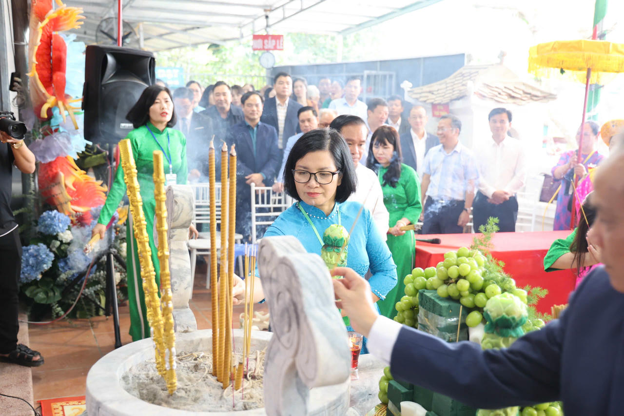 ​Rộn ràng Lễ hội Đền Đôi Cô Cam Đường 2025