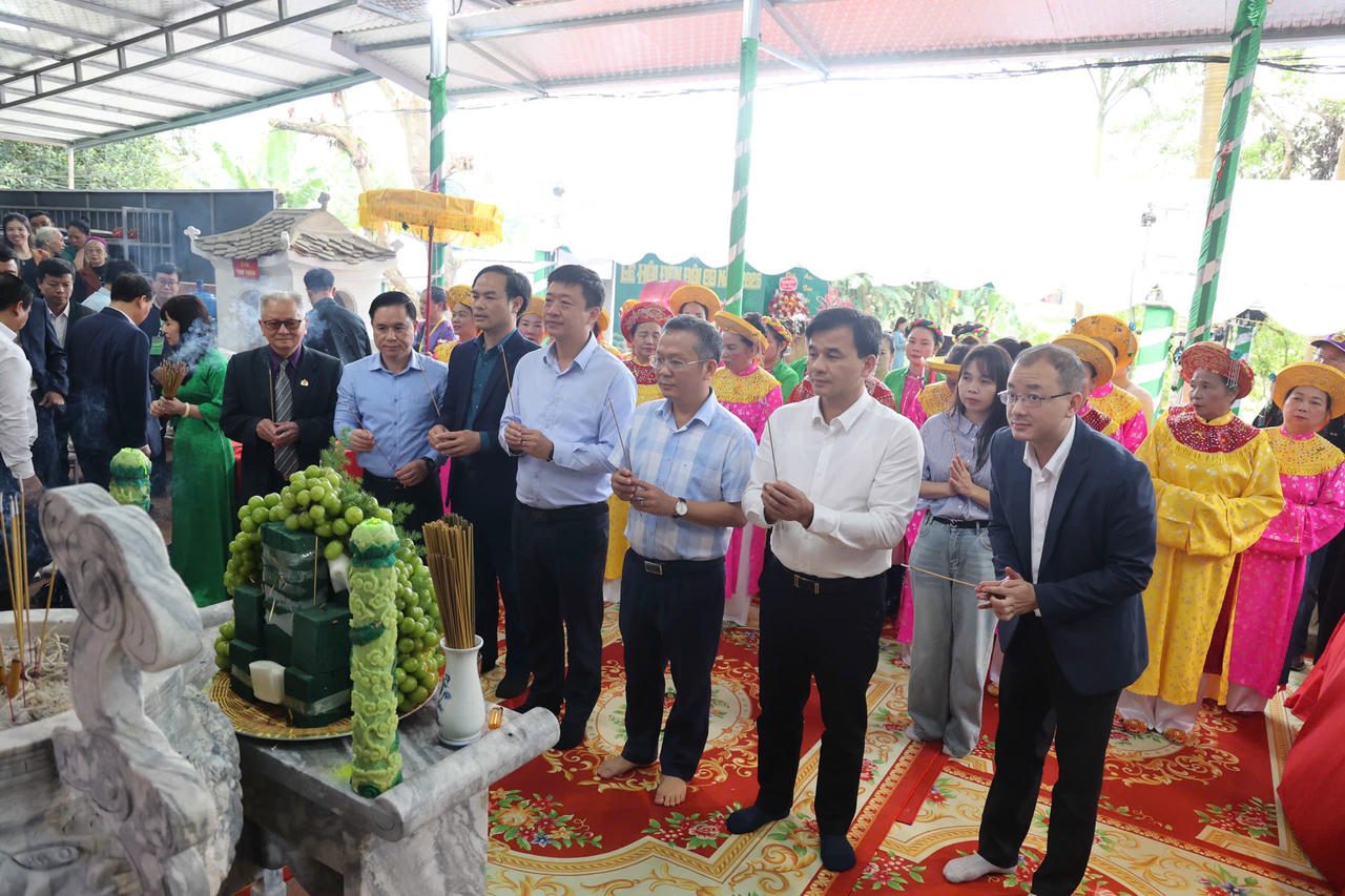 ​Rộn ràng Lễ hội Đền Đôi Cô Cam Đường 2025