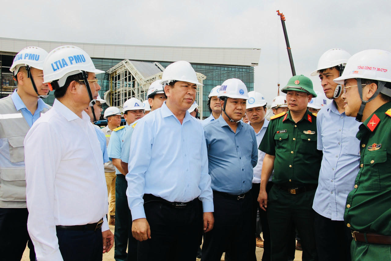 Đại diện Ban QLDA Đầu tư xây dựng tỉnh Đồng Nai báo cáo tiến độ thi công Dự án Thành phần 1 cao tốc Biên Hòa - Vũng Tàu.