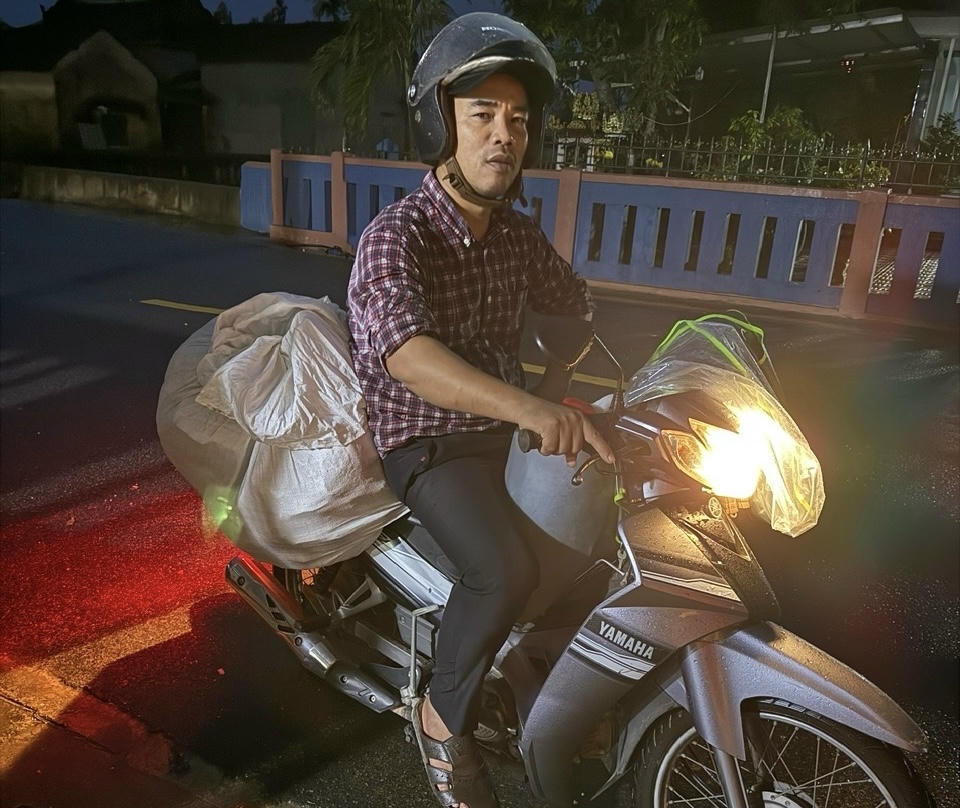 &nbsp;Đồng&nbsp;chí Đỗ Viết Việt, cán bộ UBND phường chở xăng vận hành máy phát, duy trì tiếng loa truyền thanh giữa mưa lũ.