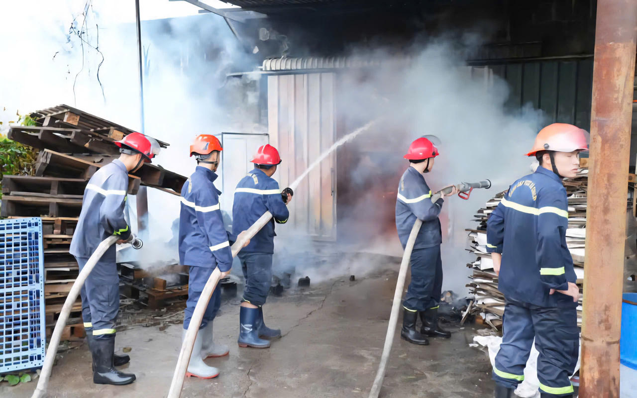 Hưng Yên: Khống chế vụ cháy kho chứa nguyên liệu tại phường Trà Lý