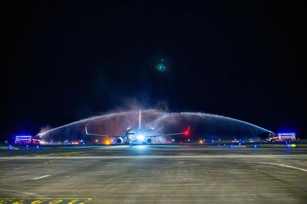 Chuyến bay charter đầu tiên từ Thâm Quyến (Trung Quốc) đến Cảng HKQT Vân Đồn được chào đón bằng màn phun nước vòi rồng.