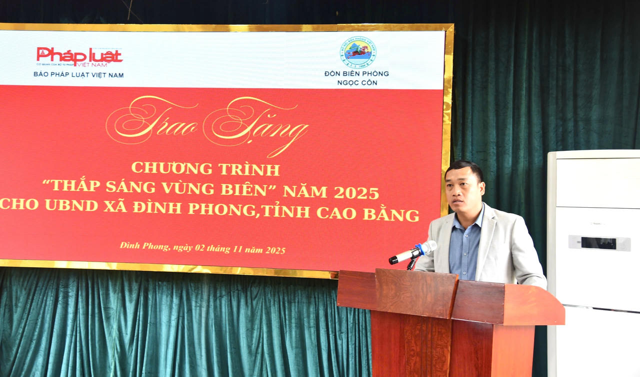 Ông Đinh Mạnh Thắng, Chủ tịch UBND xã Đình Phong phát biểu tại buổi lễ. (Ảnh: Lê Hanh)