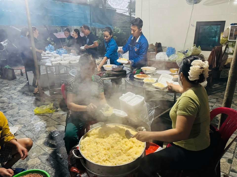Người dân xã Yên Hòa cùng các đoàn thể địa phương nấu hàng trăm suất cơm, xôi gửi đến bà con vùng lũ xã Cẩm Duệ.