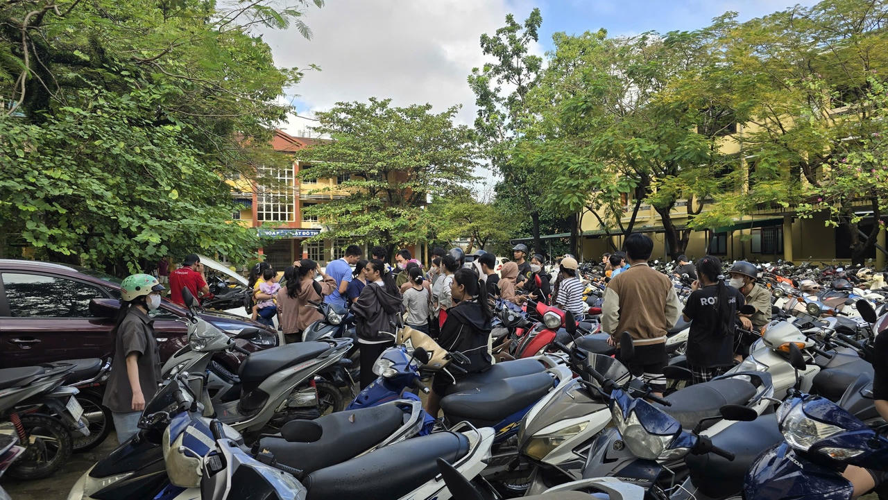 Hàng trăm xe máy bị ngập nước của người dân vùng lũ xếp hàng đợi đến lượt sửa chữa trong khuôn viên Trường Cao đẳng Công nghiệp Huế.