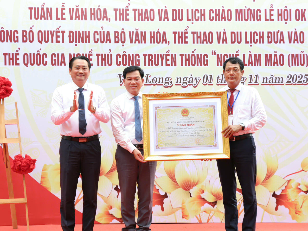 Tỉnh Vĩnh Long đón nhận bằng công nhận “Nghề làm mão (mũ), mặt nạ của đồng bào Khmer” là di sản văn hóa phi vật thể quốc gia.