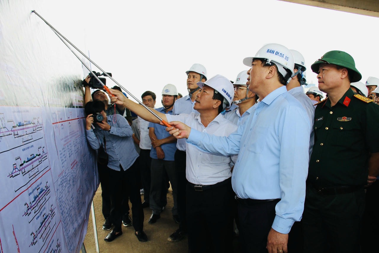 Bộ trưởng Trần Hồng Minh trao đổi với các đơn vị thi công về tiến độ Dự án sân bay Long Thành ngay tại công trường.