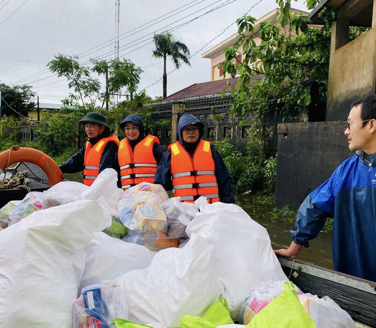 Kịp thời&nbsp;tiếp tế lương thực cho bà con.