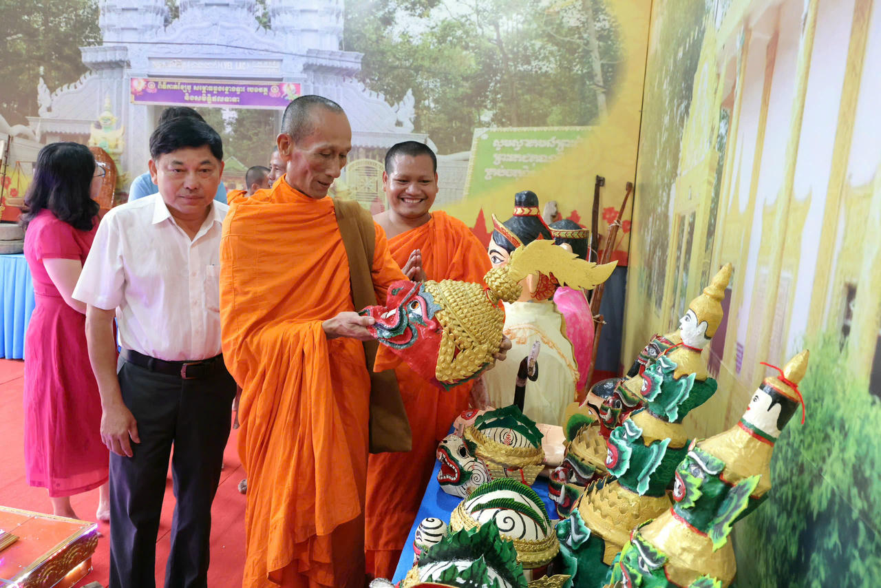 Nghề làm mão, mặt nạ phục vụ cho các loại hình sinh hoạt văn hóa - nghệ thuật dân gian của đồng bào Khmer.