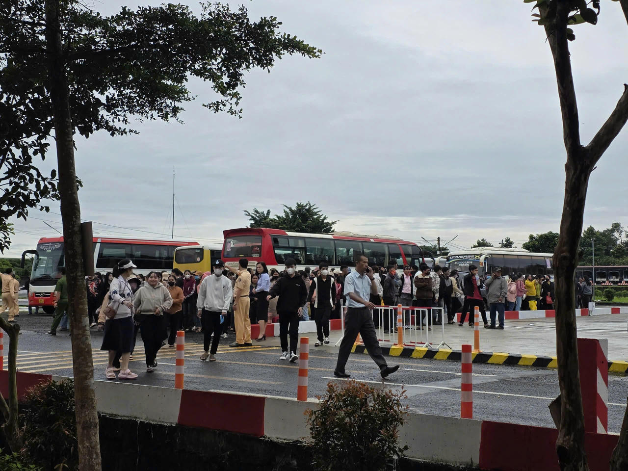 Công an tỉnh bố trí phương tiện đưa đón các thí sinh, chủ yếu là đồng bào dân tộc thiểu số ở các địa bàn xa xôi về Trung tâm đào tạo và sát hạch lái xe.