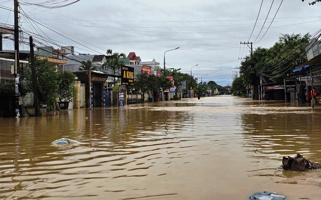 Đà Nẵng mưa trở lại, nhiều khu dân cư ngập sâu, taluy sụp sát chung cư