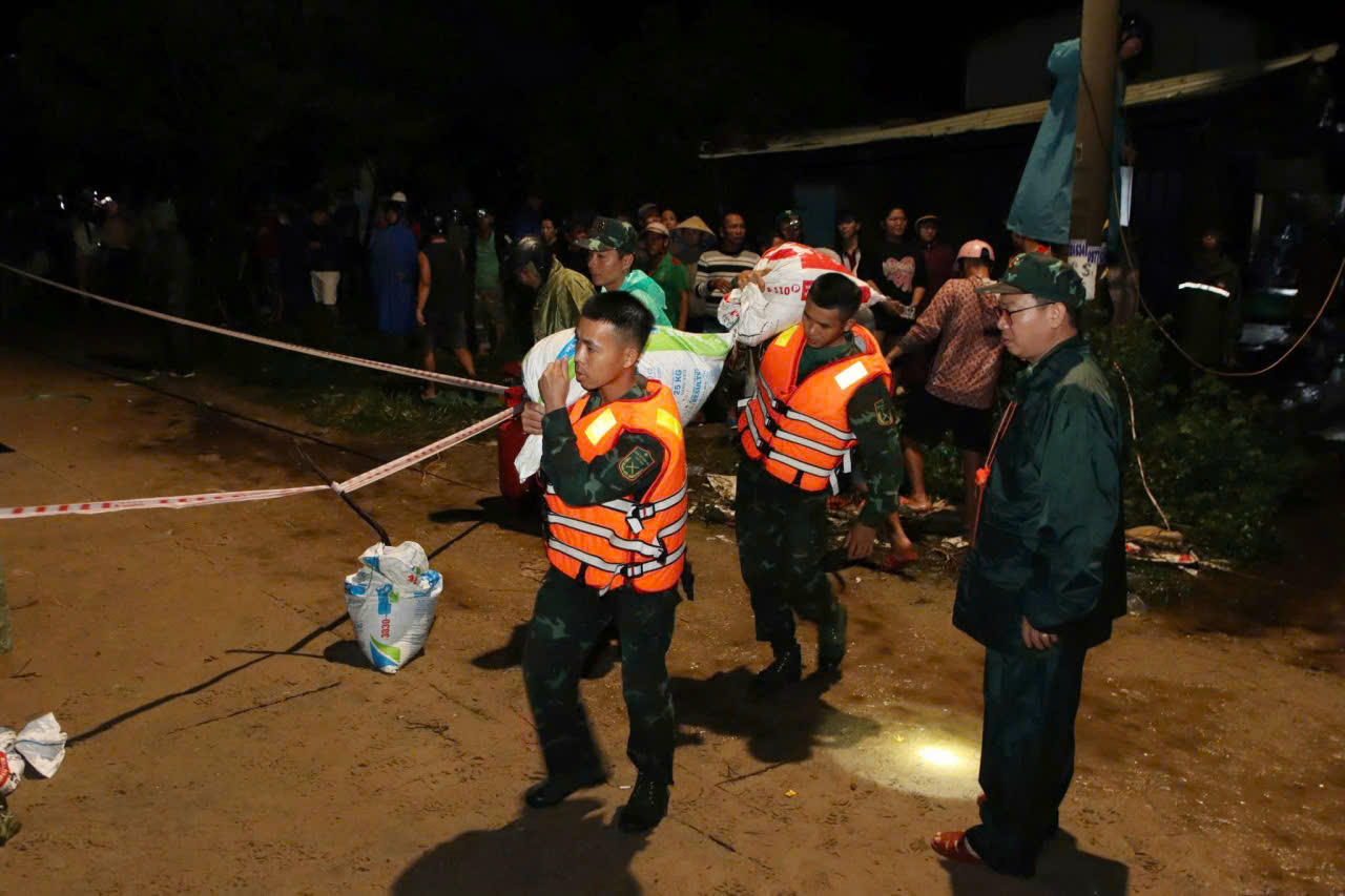 Năm ngày đêm chạy đua vá bờ kè sụt lở 