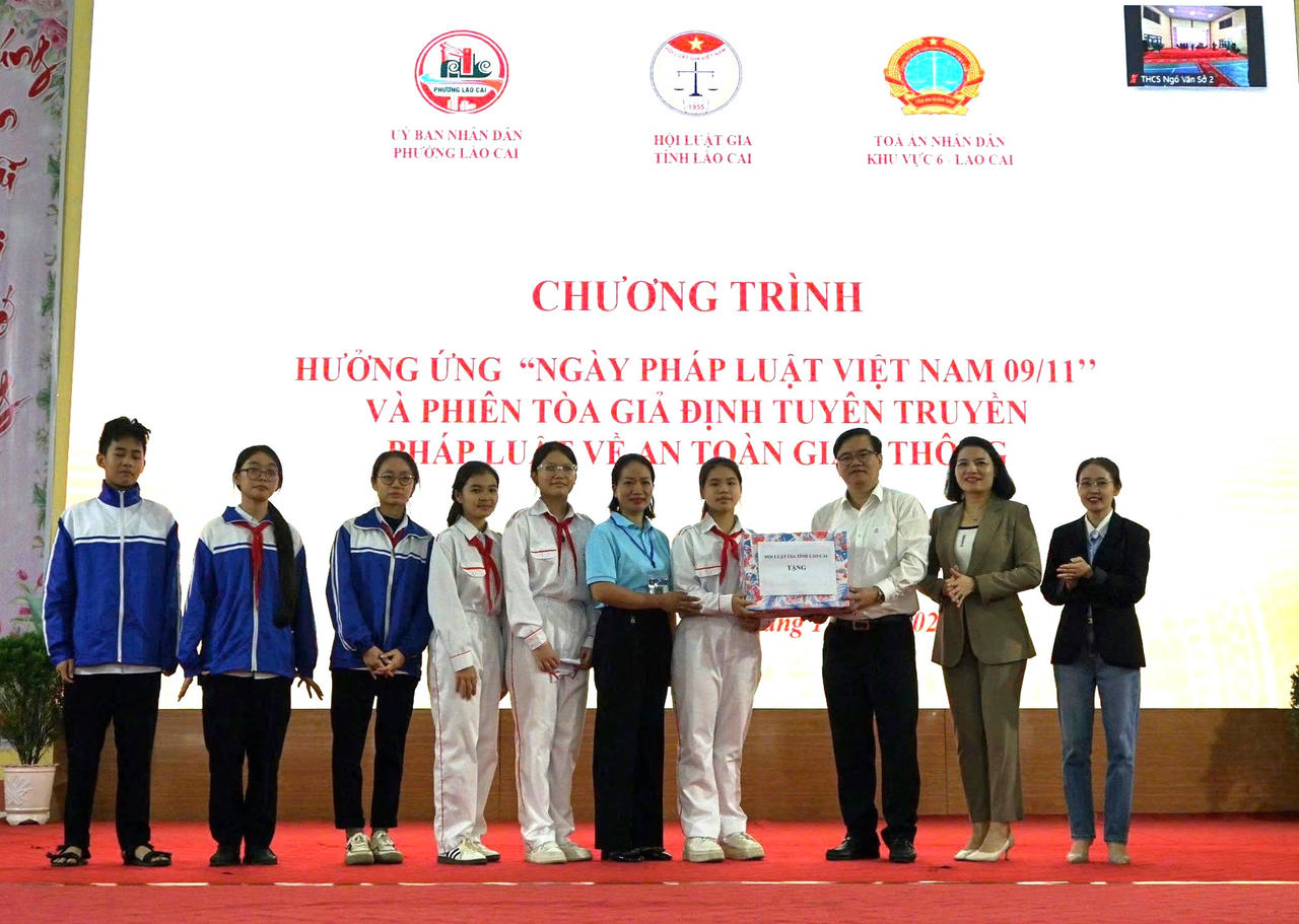 Hội Luật gia tỉnh Lào Cai đã trao tặng sách pháp luật cho Câu lạc bộ “Thanh niên với pháp luật” của trường