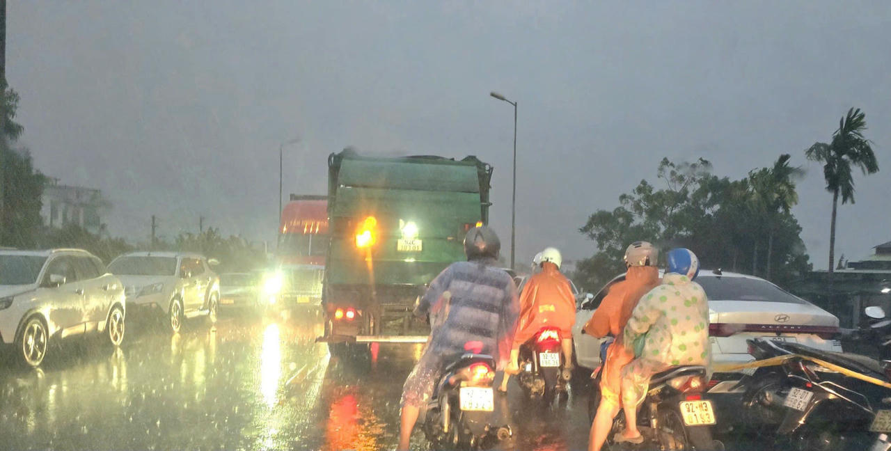 Đà Nẵng mưa trở lại, nhiều khu dân cư ngập sâu, taluy sụp sát chung cư