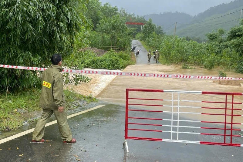 Công an xã Long Quảng, TP Huế lập rào chắn, không cho người và phương tiện qua lại khu vực nguy hiểm.