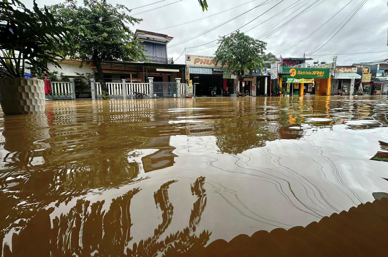 Đà Nẵng mưa trở lại, nhiều khu dân cư ngập sâu, taluy sụp sát chung cư