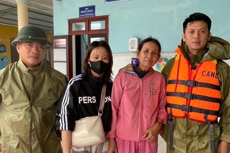 Lực lượng Công an xã Đan Điền (TP Huế) hỗ trợ đưa bà Lê Thị Thủy, trú thôn Nghĩa Lộ, đến Bệnh viện Hương Trà cấp cứu an toàn trong điều kiện đường ngập sâu, đi lại khó khăn.