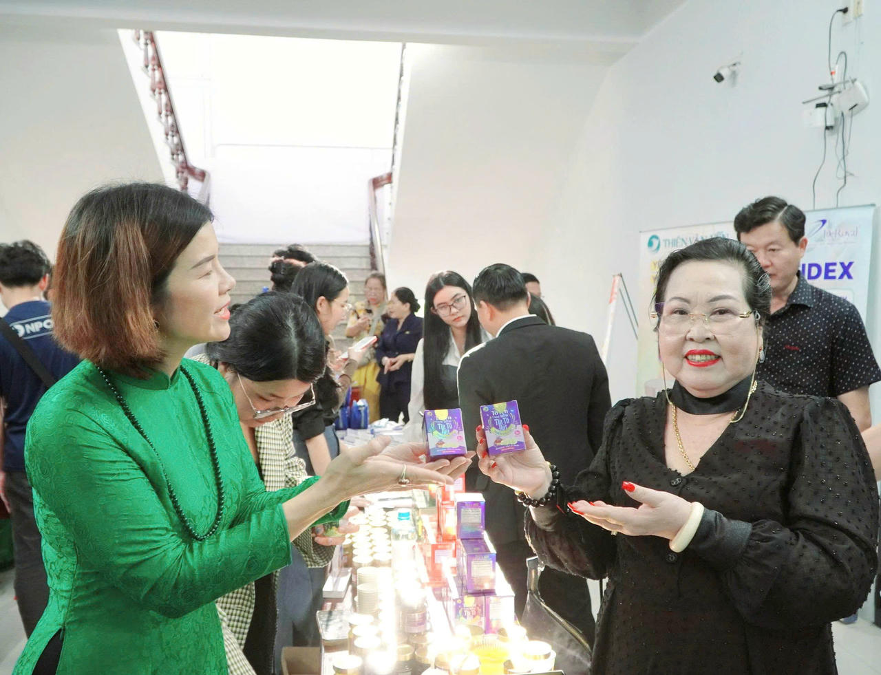 Bà Phạm Thị Đào, giám đốc Công ty TNHH Sản xuất mỹ phẩm Anh Đào tham quan gian hàng trưng bày sản phẩm yến chưng Thiên Vân Yến.