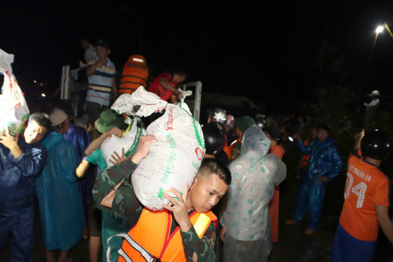 Năm ngày đêm chạy đua vá bờ kè sụt lở 