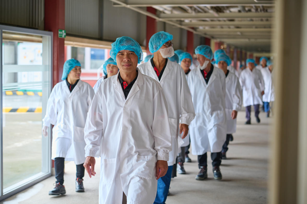 Các nông dân tiêu biểu của chương trình NESCAFÉ Plan hào hứng tham quan nhà máy Nestlé Trị An.