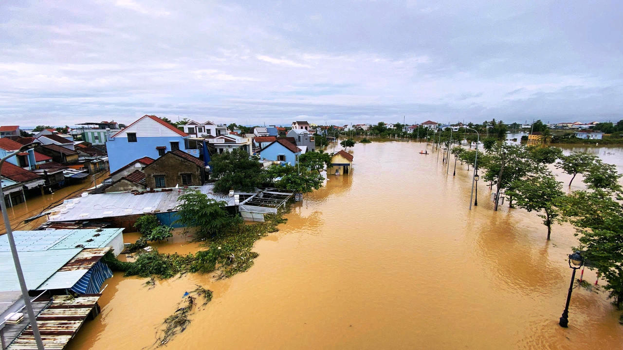 Phố cổ Hội An lũ chồng lũ, người dân oằn mình “chạy lụt”