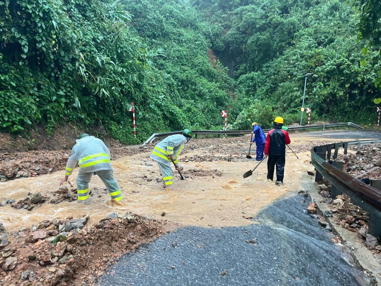 Công an xã A Lưới 3&nbsp;phối hợp cùng các lực lượng chức năng đã tiến hành dọn dẹp, khắc phục các điểm sạt lở tại Km 75 + 100, tuyến Quốc lộ 49. 