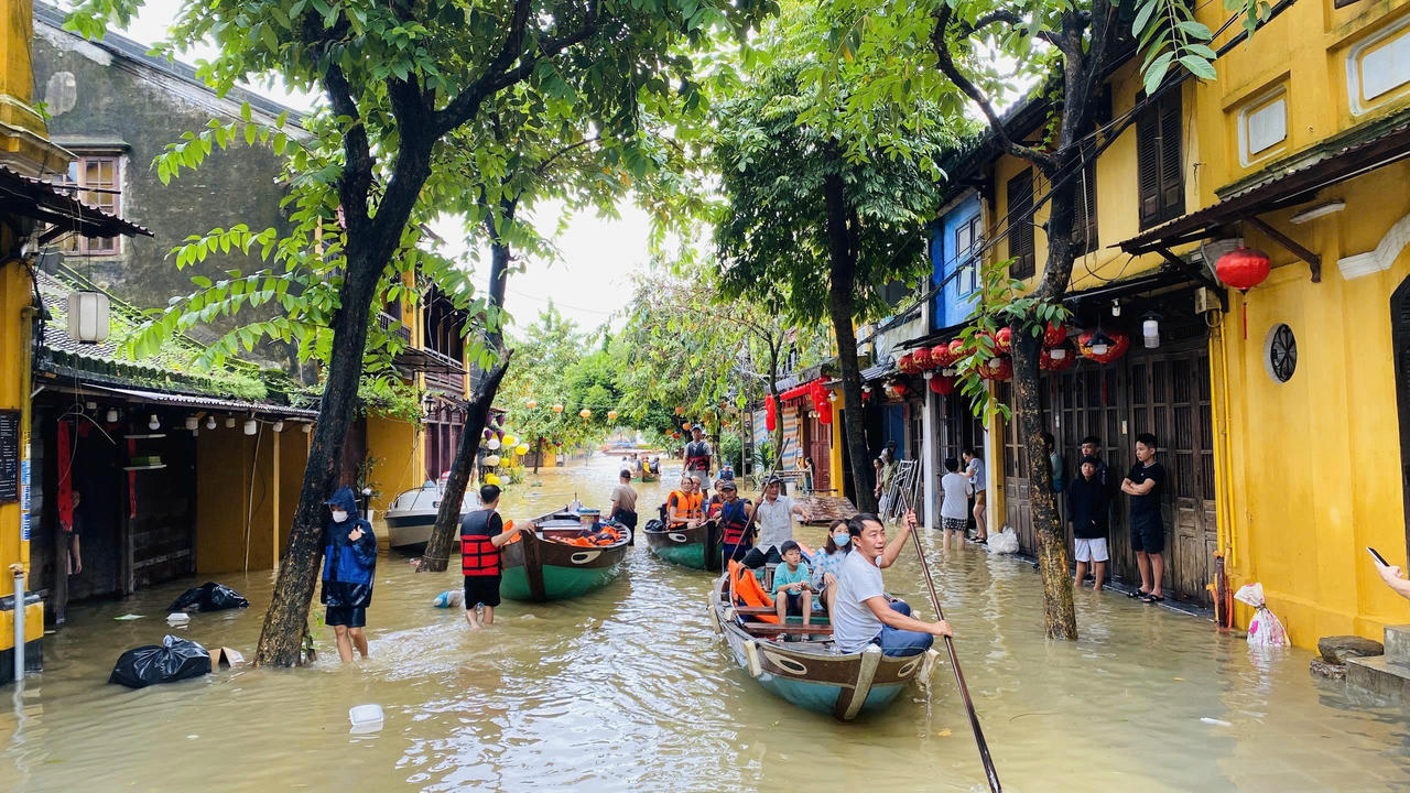 Phố cổ Hội An lũ chồng lũ, người dân oằn mình “chạy lụt”