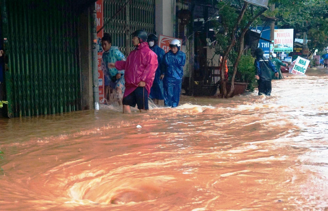 Đà Nẵng mưa trở lại, nhiều khu dân cư ngập sâu, taluy sụp sát chung cư