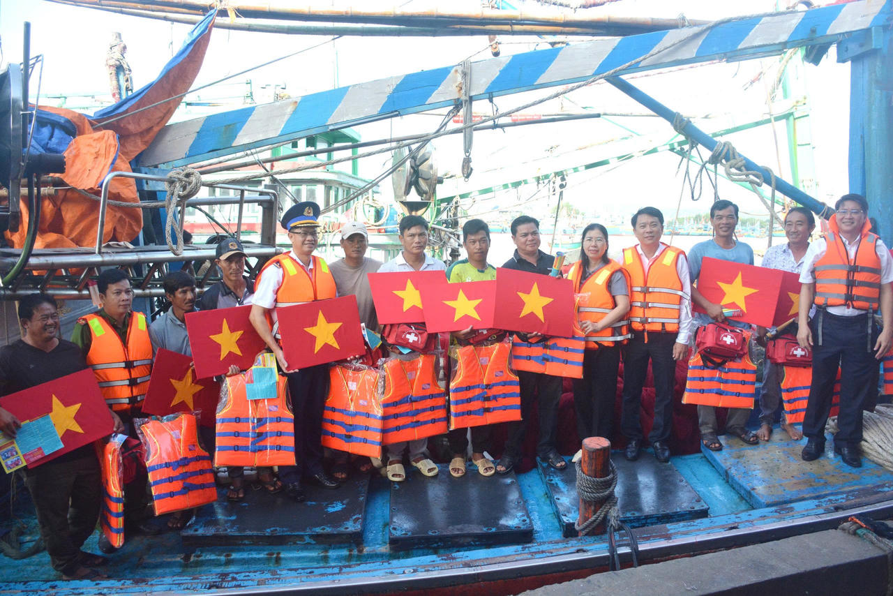 Bộ tư lệnh Vùng Cảnh sát biển 3 cùng ngư dân thực hiện chống khai thác IUU
