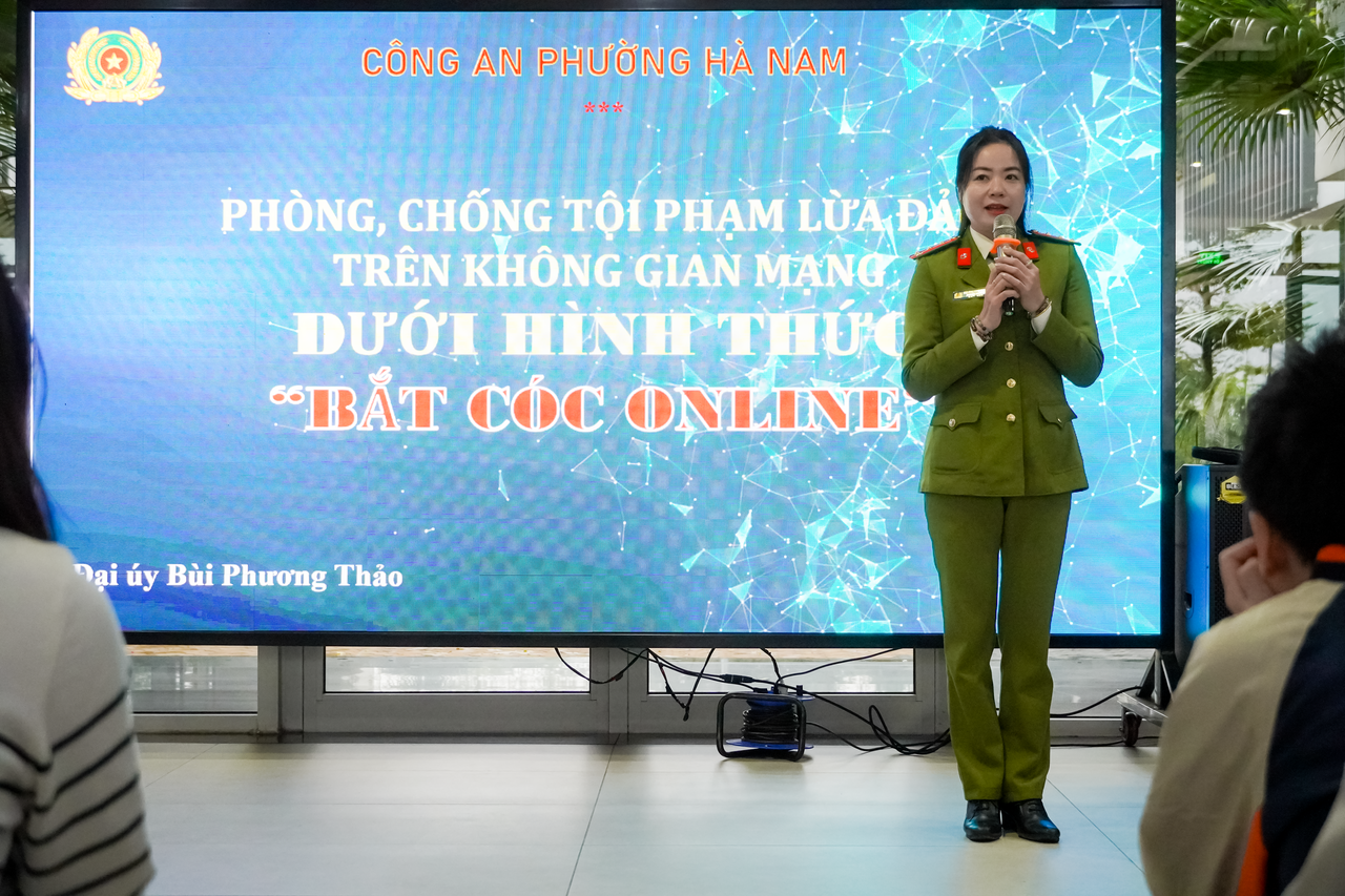 Cán bộ Công an phường Hà Nam (Ninh Bình) tuyên truyền kiến thức cho các em học sinh nhằm phòng, tránh thủ đoạn “bắt cóc online” trên không gian mạng