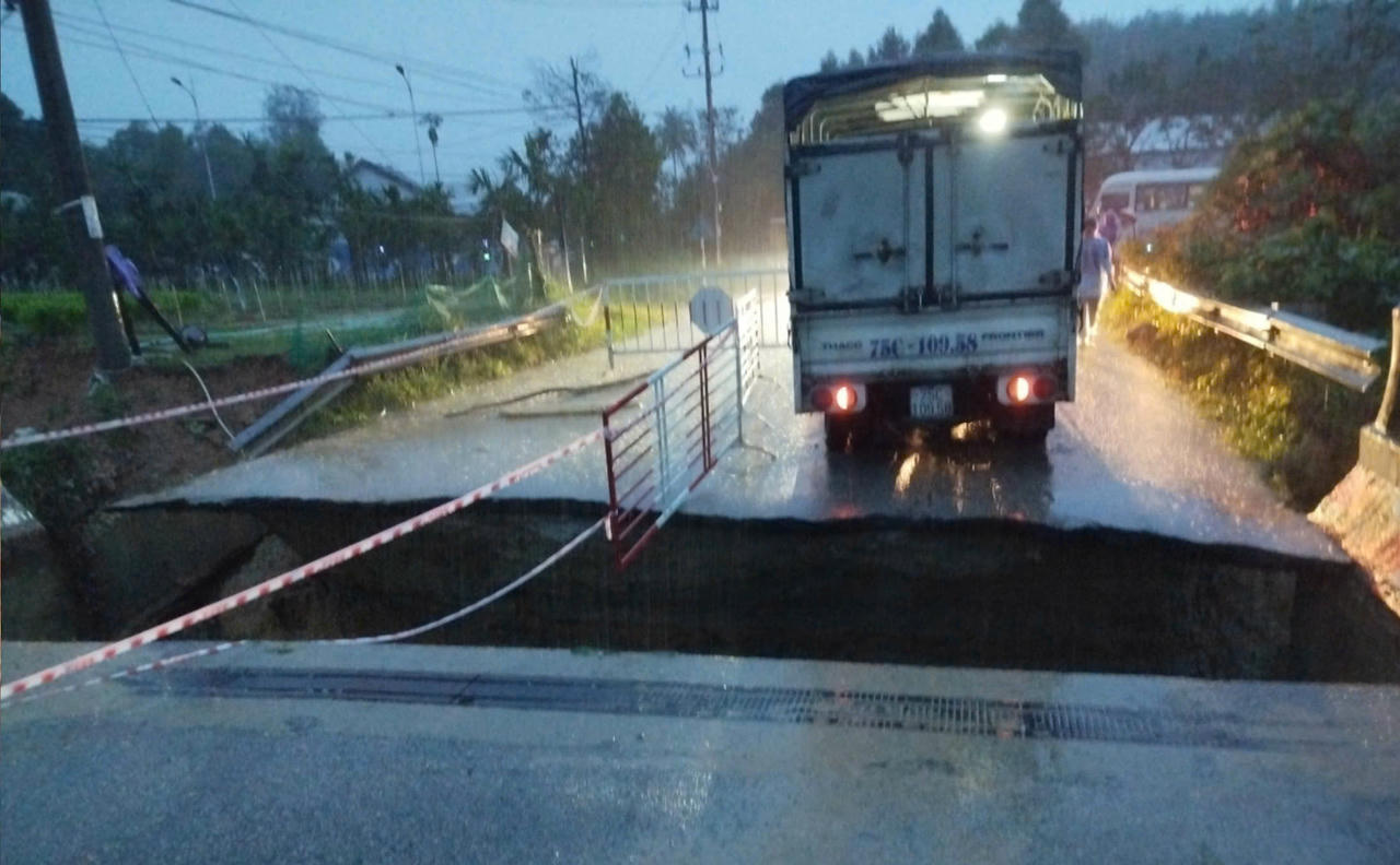 Hiện lực lượng chức năng đã cắm biển cảnh báo nguy hiểm để cấm người dân và phương tiện lưu thông qua đây.