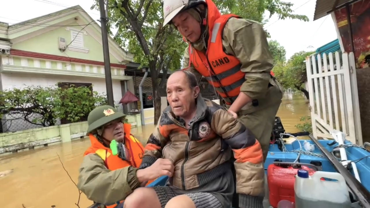 Hỗ trợ, đưa cụ Ninh ra khỏi khu vực ngập lụt, bảo đảm an toàn tuyệt đối.