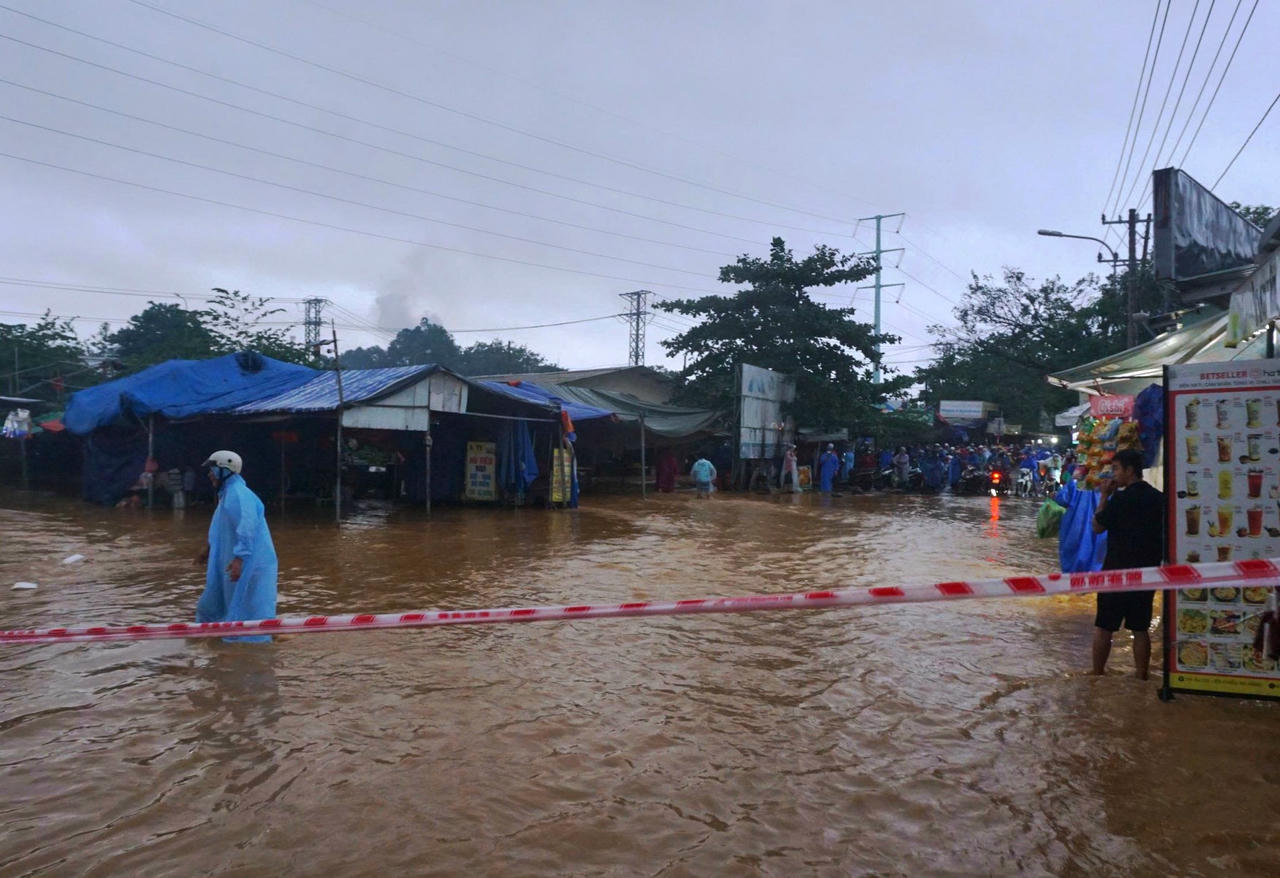 Đà Nẵng mưa trở lại, nhiều khu dân cư ngập sâu, taluy sụp sát chung cư