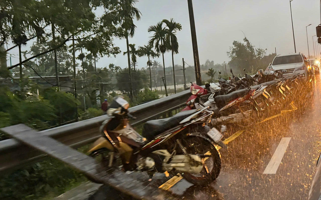 Đà Nẵng mưa trở lại, nhiều khu dân cư ngập sâu, taluy sụp sát chung cư