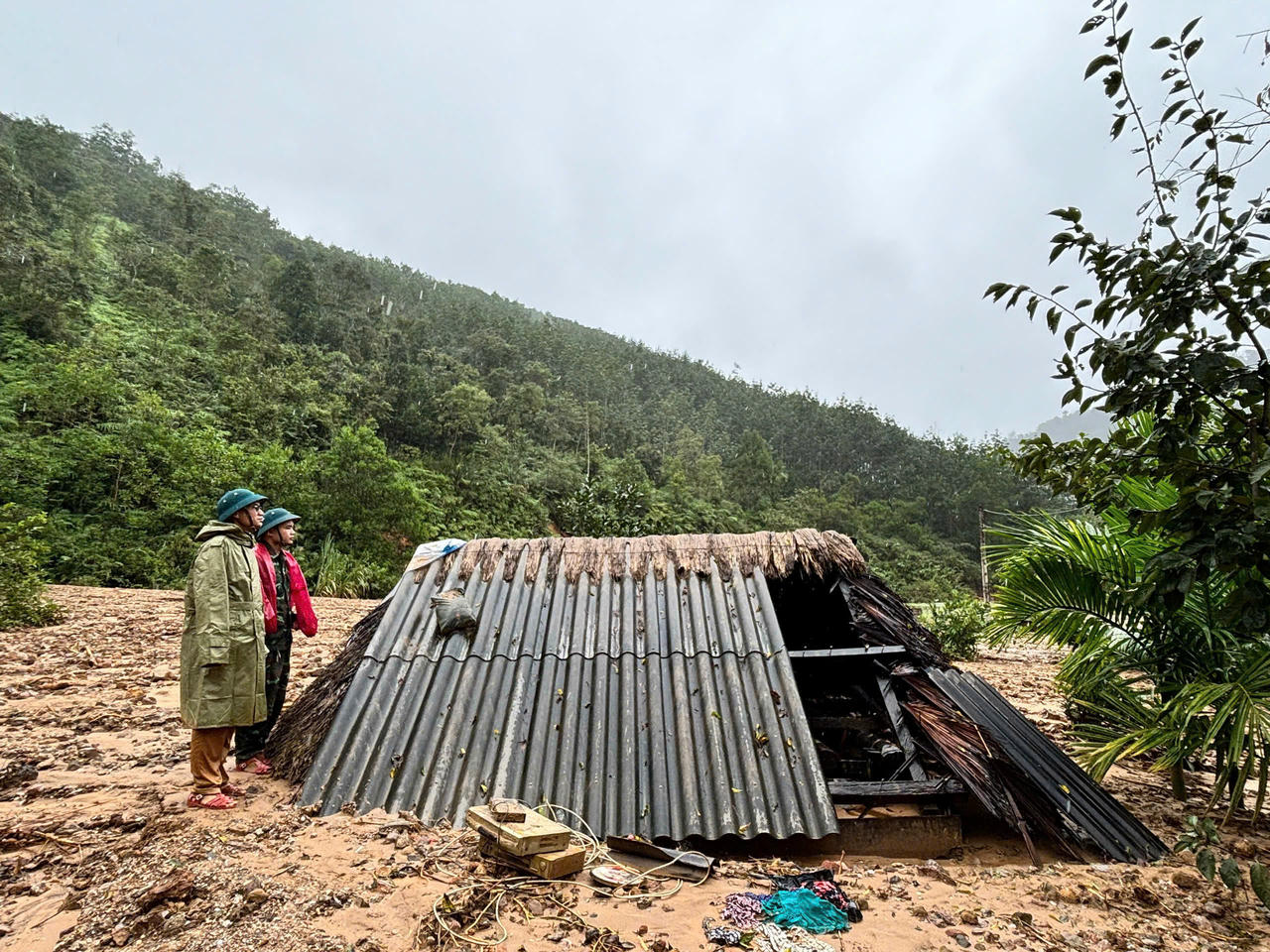 Cận cảnh tan hoang ở ngôi làng vùng cao Đà Nẵng bị lũ quét 