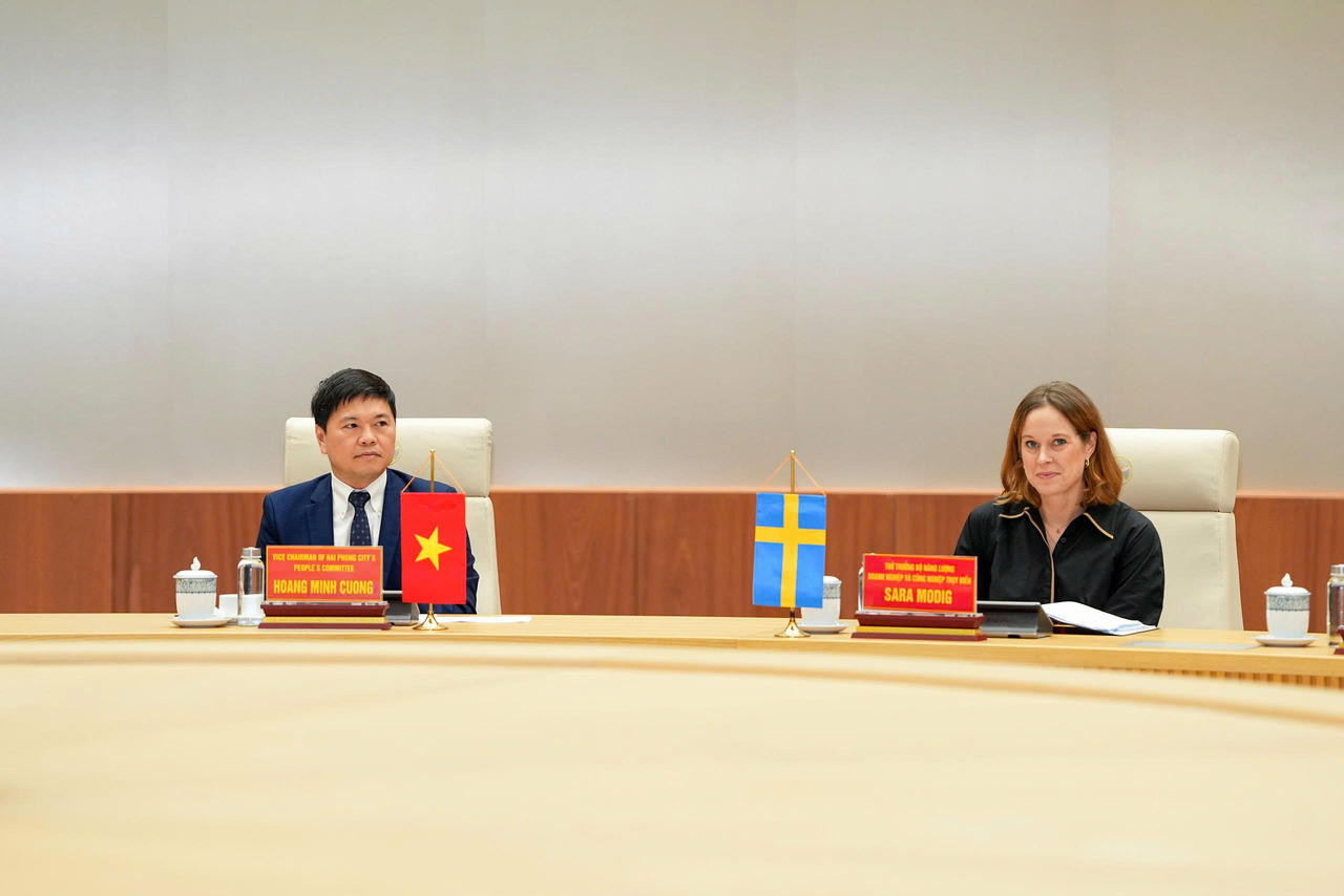Phó Chủ tịch UBND TP Hoàng Minh Cường và bà&nbsp; Sara Modig - Thứ trưởng Bộ Năng lượng, Kinh doanh và Công nghiệp Thụy Điển.&nbsp;