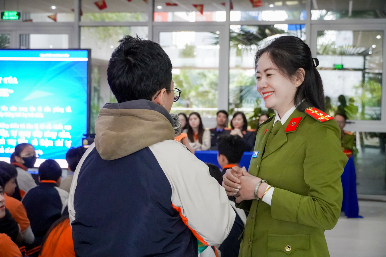 Tăng tương tác chủ động và giúp các em học sinh hiểu rõ hơn về mức độ rủi ro từ môi trường số thông qua&nbsp;hình thức giao lưu hỏi – đáp