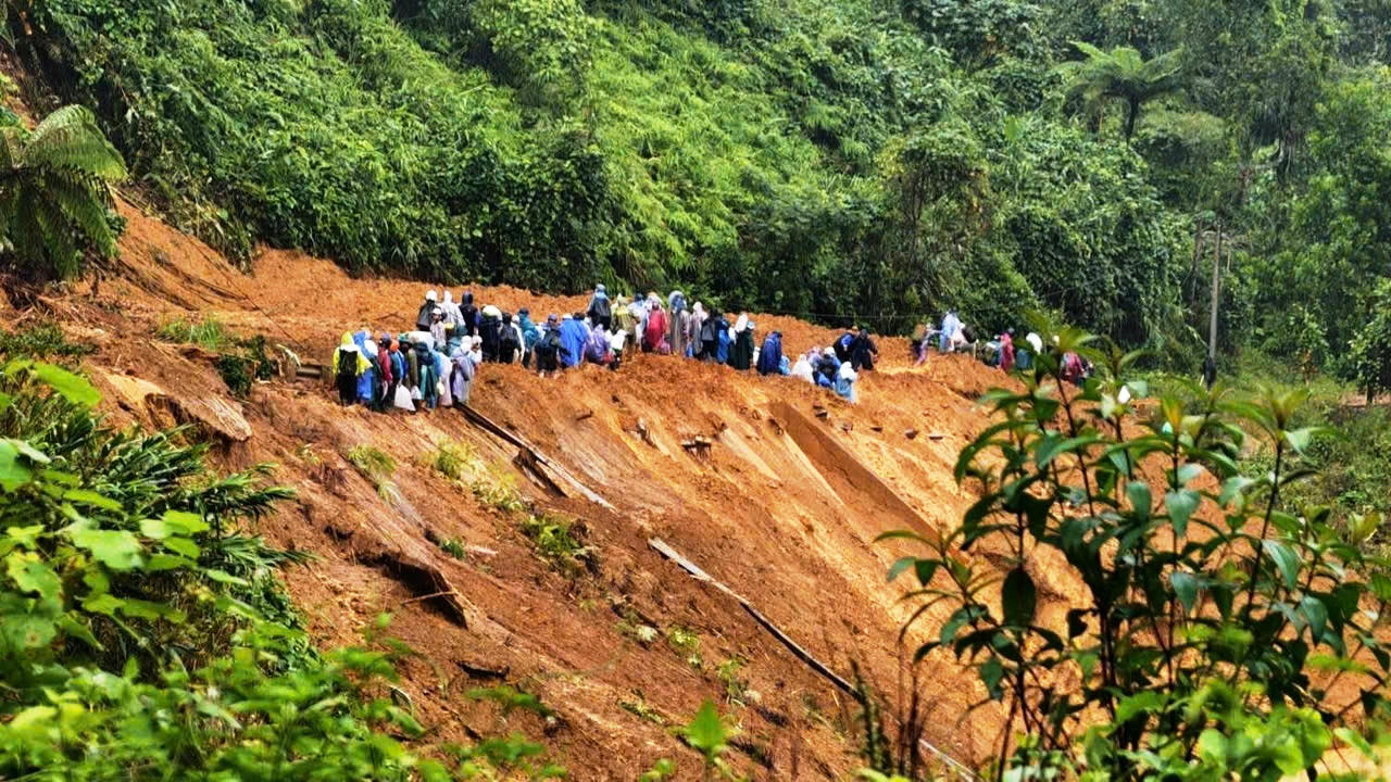Cận cảnh tan hoang ở ngôi làng vùng cao Đà Nẵng bị lũ quét 