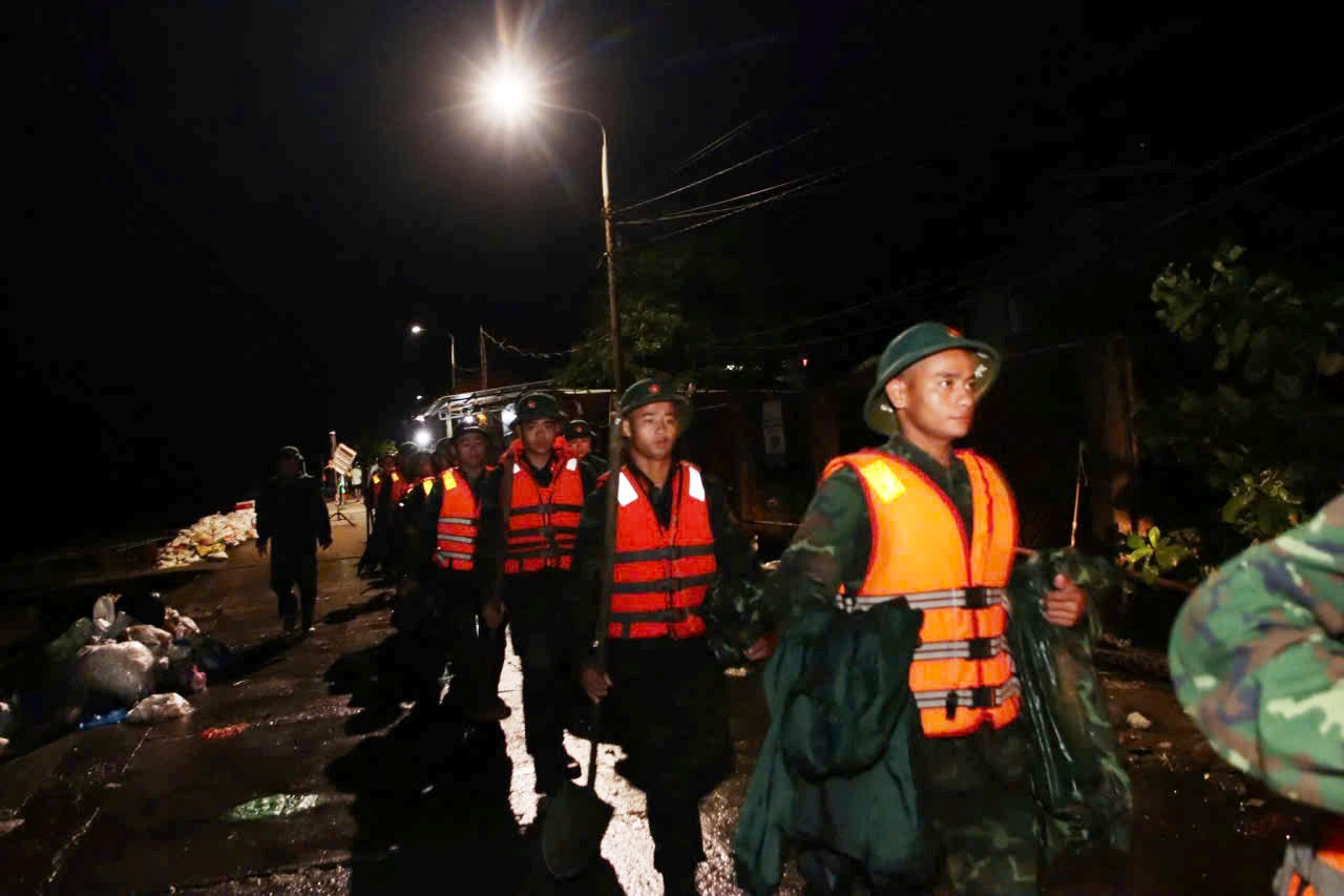 Năm ngày đêm chạy đua vá bờ kè sụt lở 