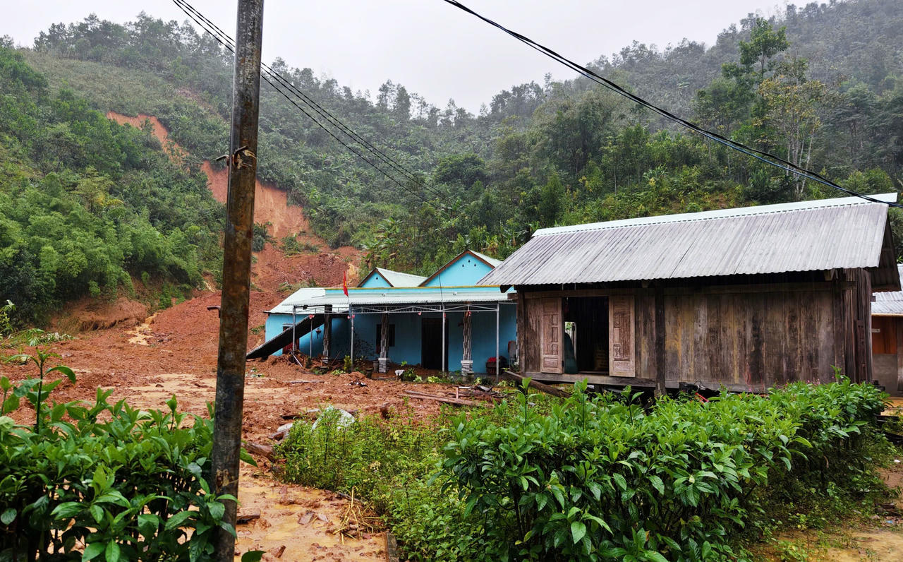 Cận cảnh tan hoang ở ngôi làng vùng cao Đà Nẵng bị lũ quét 