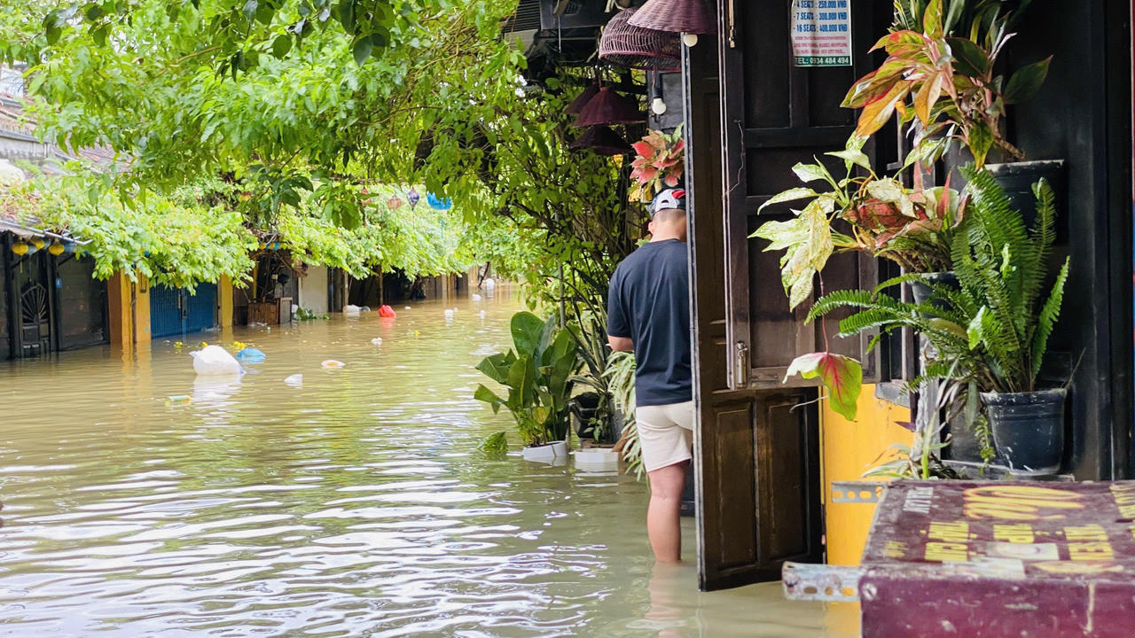 Phố cổ Hội An lũ chồng lũ, người dân oằn mình “chạy lụt”