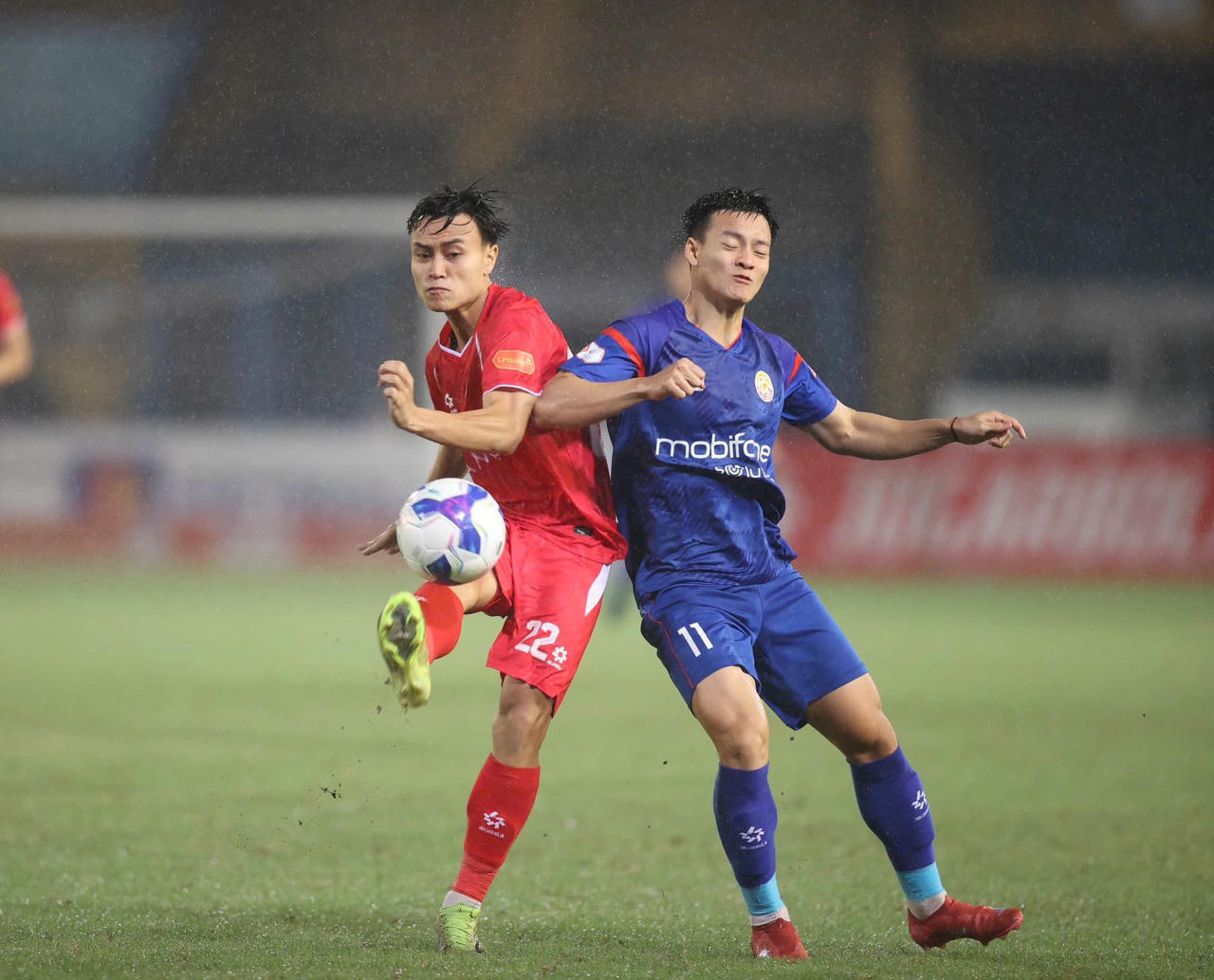 Vòng 9  V.League 2025/26: Công an Hà Nội bám sát Ninh Bình