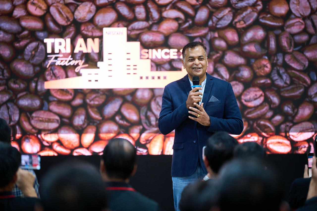 Ông Binu Jacob – Tổng Giám Đốc Nestlé Việt Nam phát biểu chào mừng đoàn nông dân tiêu biểu đến tham quan nhà máy.