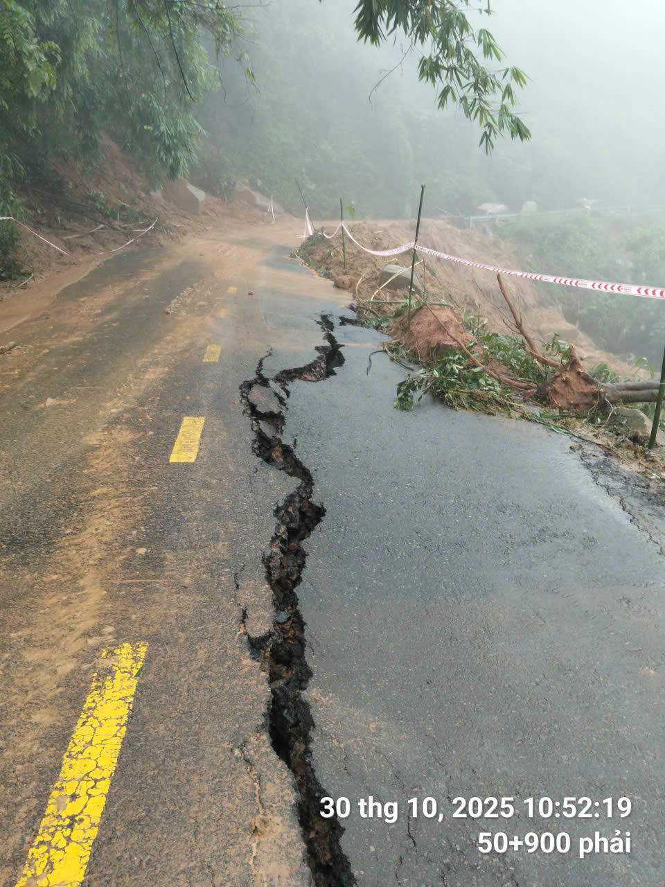 Đèo Gia Bắc xảy ra tình trạng sụt lún, nứt toác mặt đường.