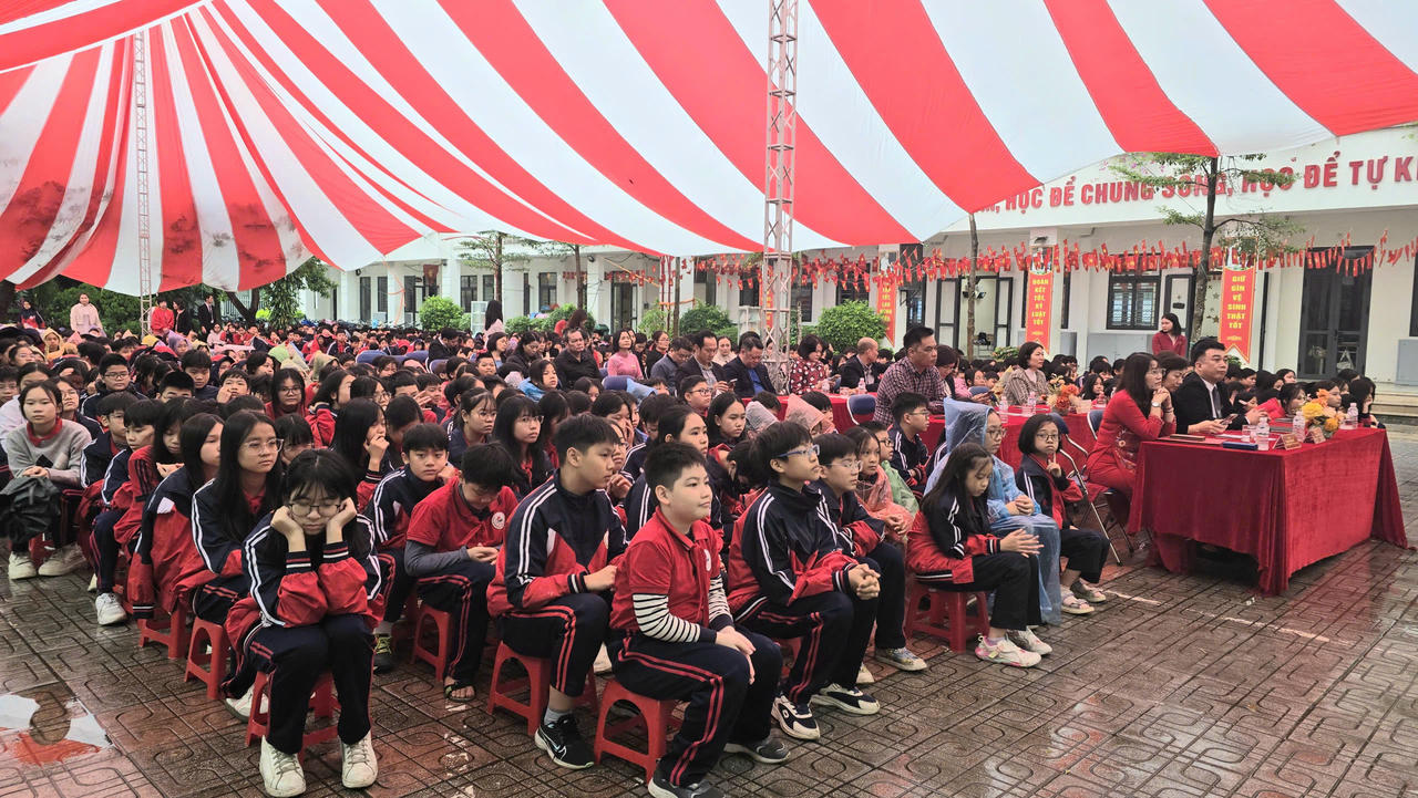 Học sinh&nbsp;Trường Trung học cơ sở Khương Mai, TP Hà Nội hưởng ứng Ngày pháp luật nước CHXHCN Việt Nam.